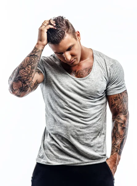 Tatuado homem em cinza t-shirt . — Fotografia de Stock