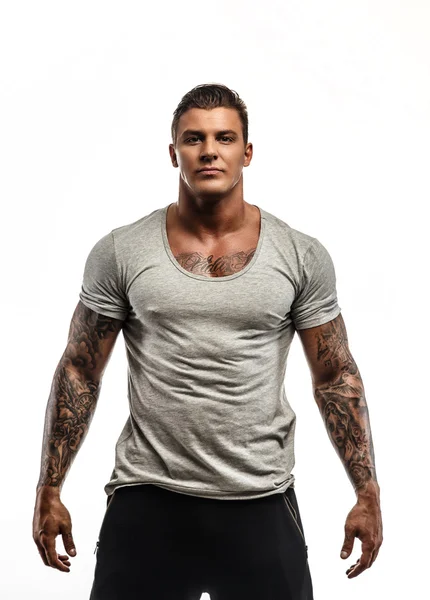 Tatuado homem em cinza t-shirt . — Fotografia de Stock