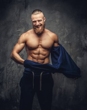 Adam mavi kazağını koyarak.