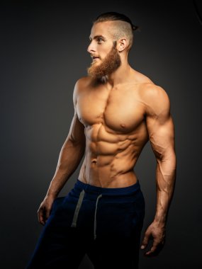 Atletik kas sakallı adam.