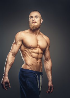 Atletik kas sakallı adam.