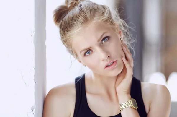 Retrato de mujer rubia con ojos azules . — Foto de Stock