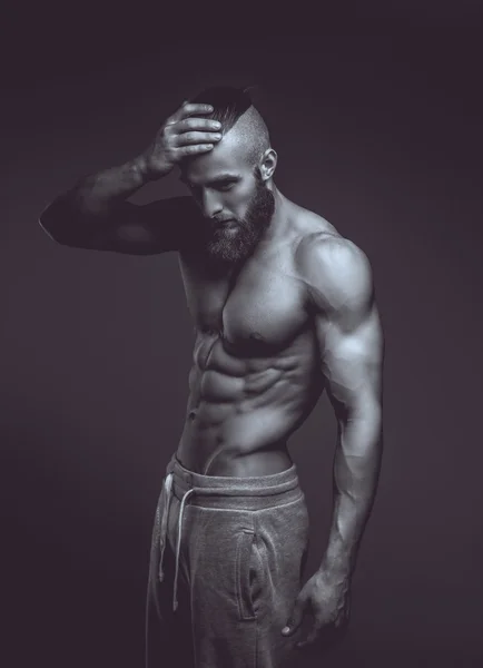 Черно-белое изображение мускулистого парня . — стоковое фото
