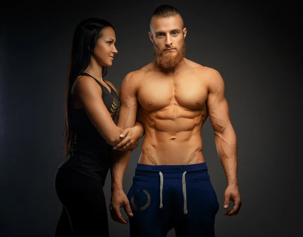Sportos, izmos férfi és nő. — Stock Fotó