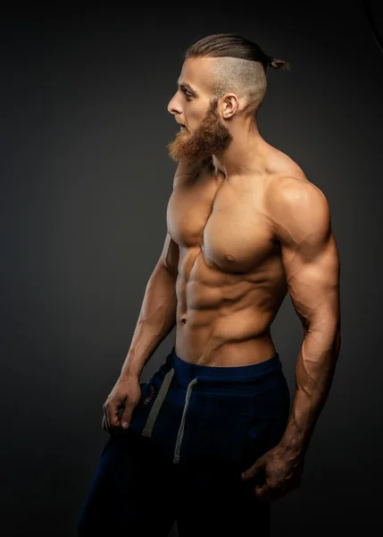 Athlétique musclé barbu gars . — Photo