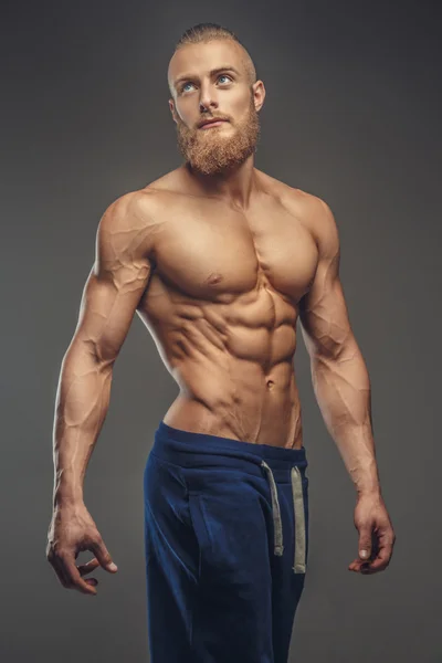 Athletischer muskulöser bärtiger Typ. — Stockfoto