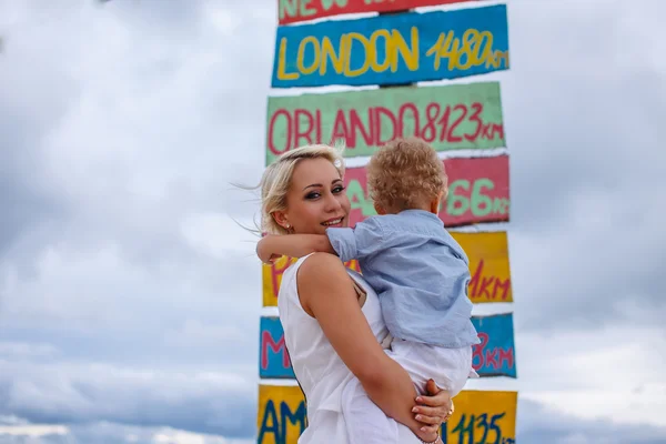Einsame Frau mit Kind auf dem Arm. — Stockfoto