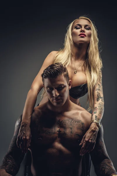 Tattooed man and blond woman. — Stock Photo, Image