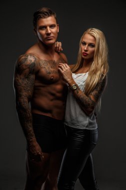 Dövmeli adam ve kız arkadaşı ile tattooes kollarındaki.