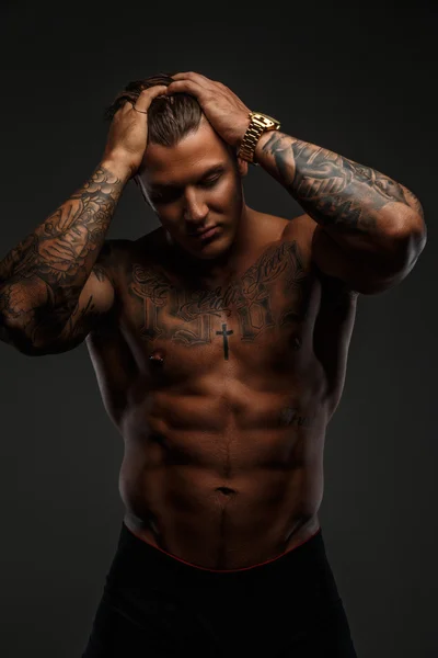 Homem tatuado sem camisa forte . — Fotografia de Stock