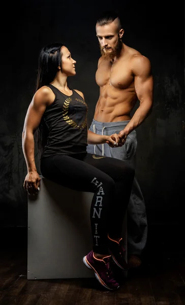 Mujer deportiva y hombre sin camisa . — Foto de Stock