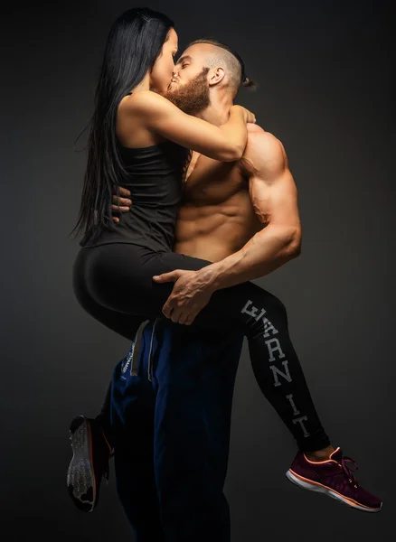 Man die op wapens zijn atletische vrouw. — Stockfoto