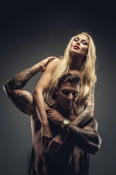Τατουάζ άνθρωπος και ξανθιά γυναίκα. — Φωτογραφία Αρχείου