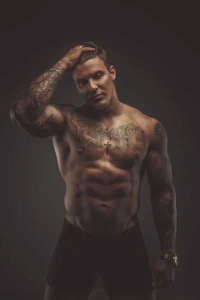 Sterke shirtless tattooed man. — Stockfoto