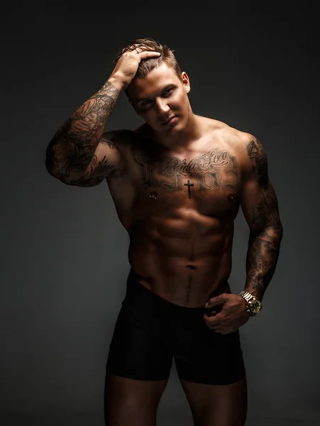 Sterke shirtless tattooed man. — Stockfoto