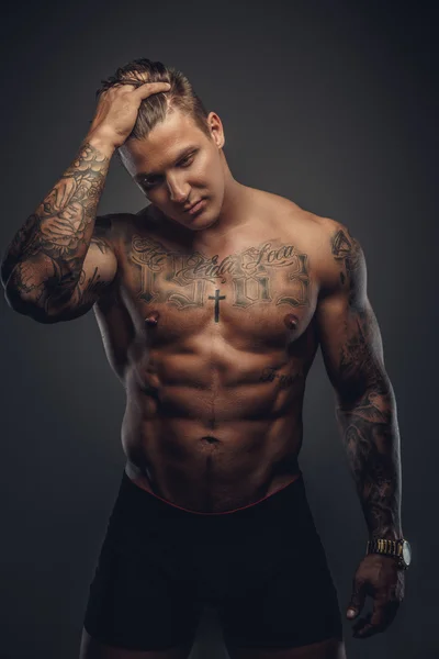 Forte uomo tatuato senza camicia . — Foto Stock