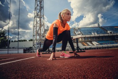 Runner kadın stadyum yolda.