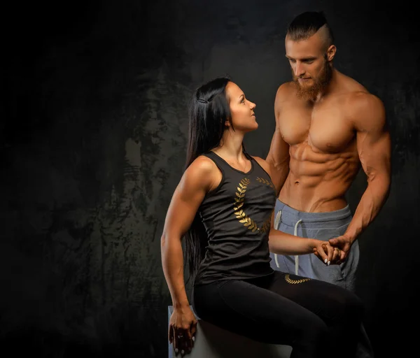 Homem muscular e mulher fitness . — Fotografia de Stock