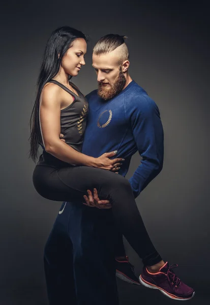 Homem segurando em armas mulher . — Fotografia de Stock