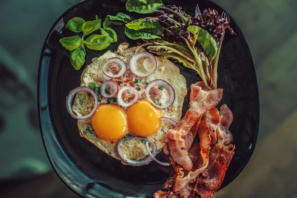 Gekookte eieren met groenten — Stockfoto