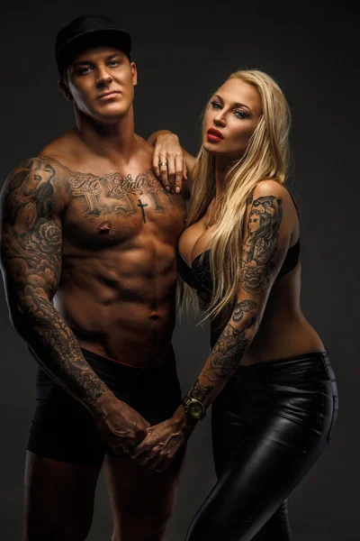 Tatuato uomo e donna bionda . — Foto Stock