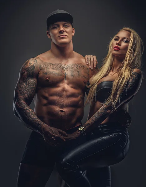 Tattooed man en blonde vrouw. — Stockfoto