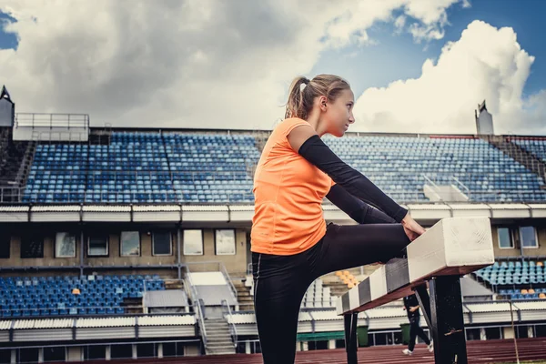 Blond kvinna i sportkläder gör övningar. — Stockfoto