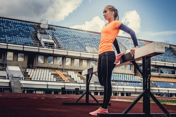 Blond kvinna i sportkläder gör övningar. — Stockfoto