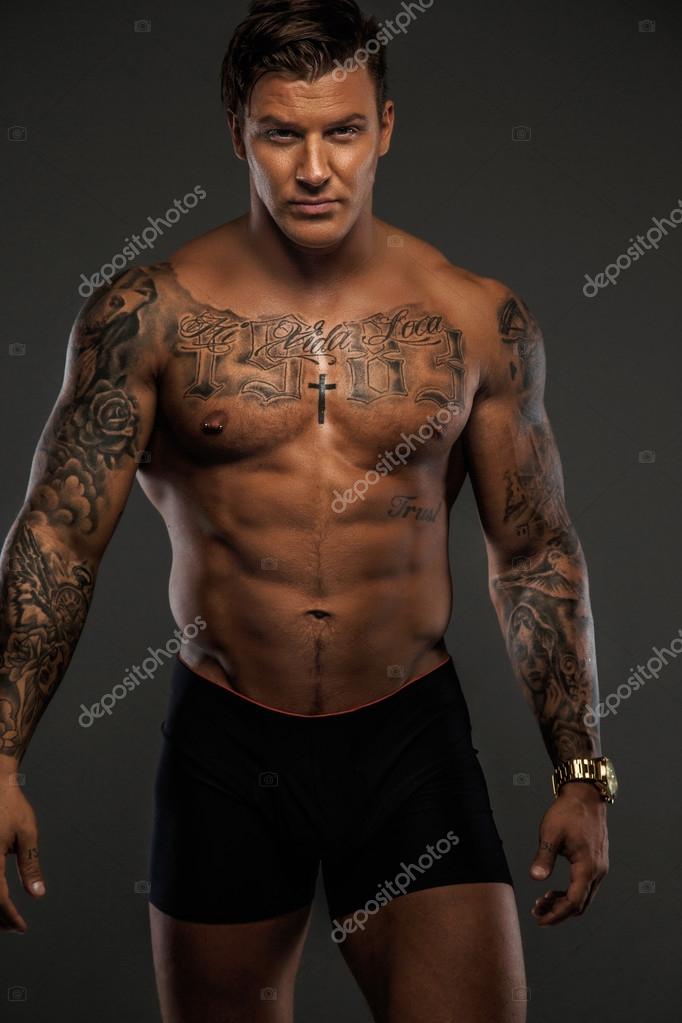 sukker Lydig hverdagskost Skjorteløs muskuløs tatoveret mand . — Stock-foto © fxquadro #86387822