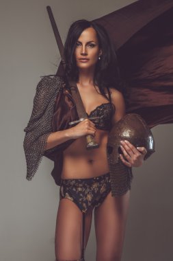 Fluterring elbiseli seksi esmer kadın.