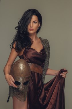 Kolunu encient kask ile esmer kadın portresi.