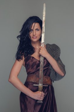 Antik elbiseli güzel esmer kadın.