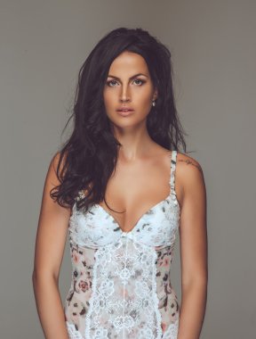 Uzun siyah saçlı harika kadın.