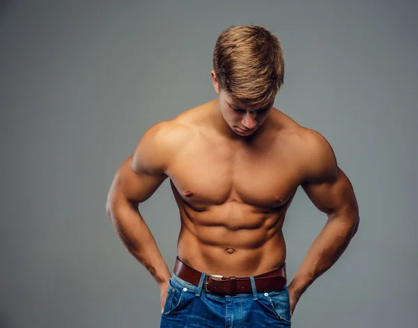 Joven culturista en jeans de mezclilla . — Foto de Stock