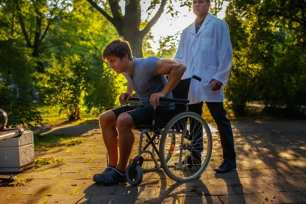 Mladý muž na invalidním vozíku. — Stock fotografie