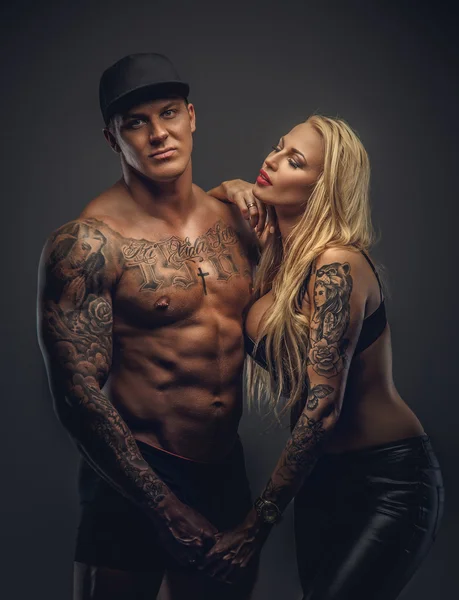 Tattooed man en vrouw poseren. — Stockfoto