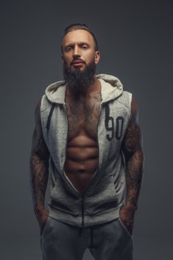 Sakallı kas dövmeli adam.