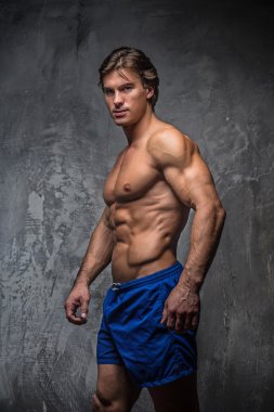 Güçlü kas vücut geliştirmeci vücudunu gösteren.