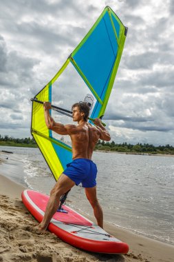 Kas sörfçü Surfboard ile poz.