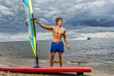 Kas sörfçü Surfboard ile poz.