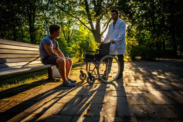 Mladý muž na invalidním vozíku. — Stock fotografie