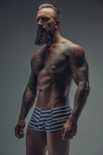 Uomo tatuato muscolare . — Foto Stock