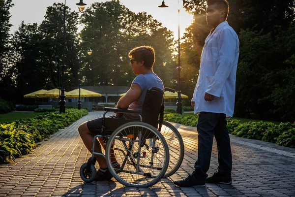 Joven en silla de ruedas . — Foto de Stock