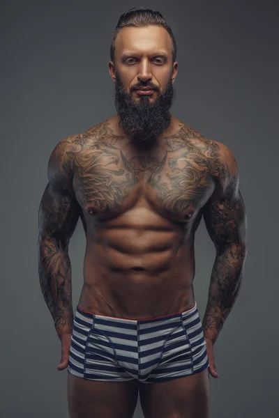 Homem tatuado sem camisa com barba . — Fotografia de Stock