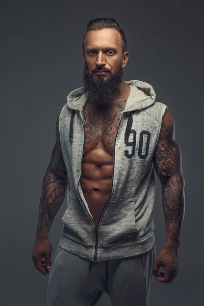 Hombre musculoso tatuado con barba . — Foto de Stock