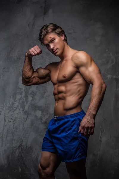 Starker muskulöser Bodybuilder zeigt seinen Körper. — Stockfoto
