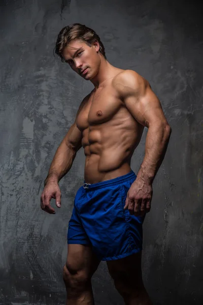 Beau mâle musclé en short bleu . — Photo