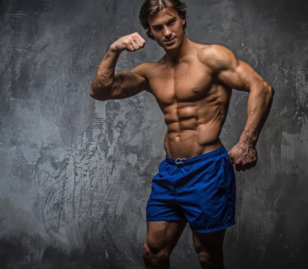 Strong muscular bodybuilder showing his body. — Stock Photo, Image