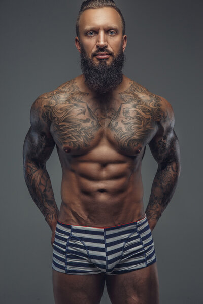 Очаровательный татуированный муд с бородой
.