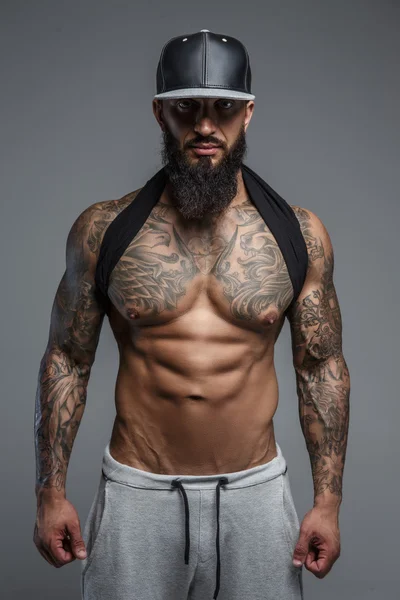 Camicia uomo tatuato in berretto nero . — Foto Stock